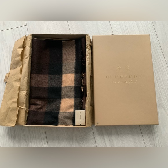 SOLD Burberry scarfs - Picture 5 of 6